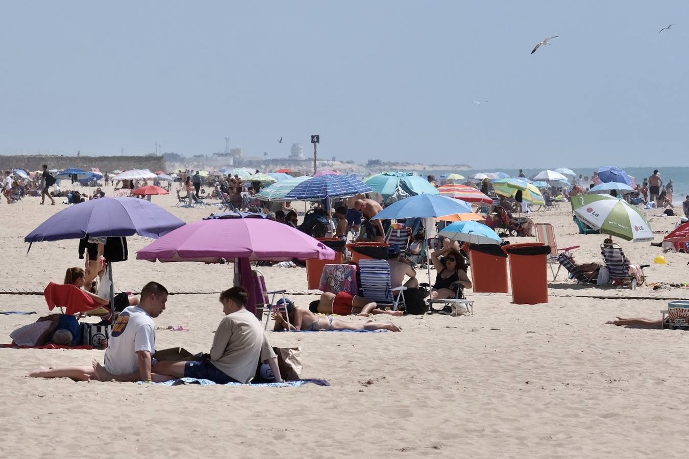 Fotos: Espléndido fin de semana de playa y terrazas en Cádiz