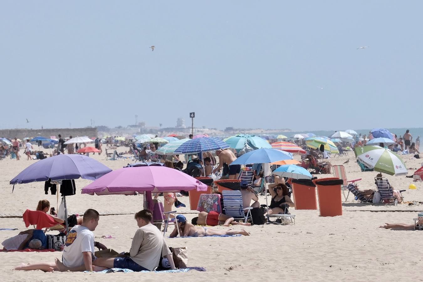 Fotos: Espléndido fin de semana de playa y terrazas en Cádiz