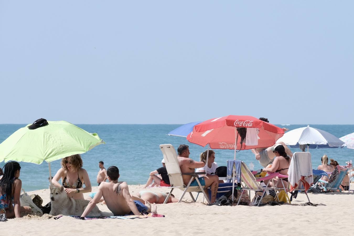 Fotos: Espléndido fin de semana de playa y terrazas en Cádiz