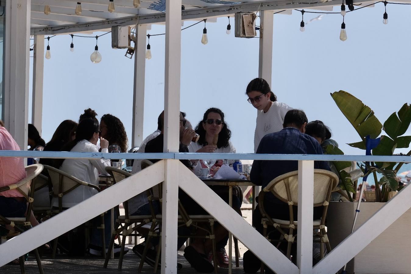 Fotos: Espléndido fin de semana de playa y terrazas en Cádiz