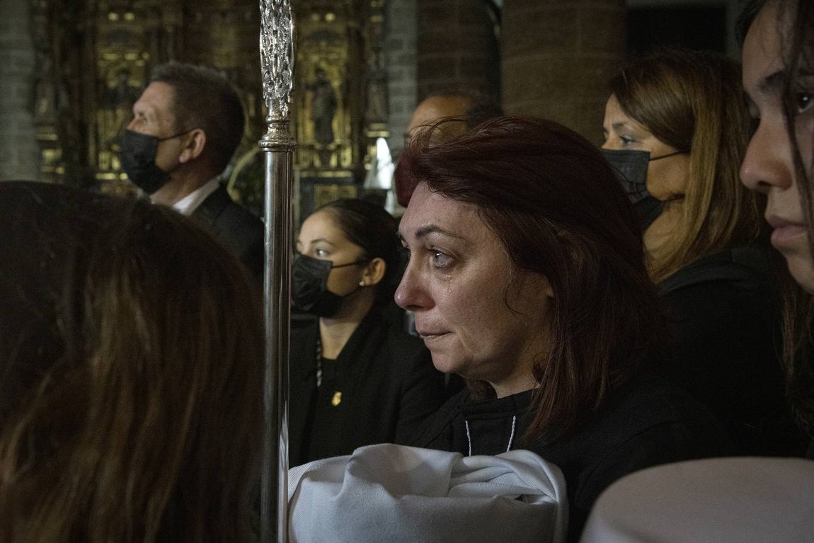 Fotos: Accidentado Sábado Santo para el Santo Entierro en Cádiz