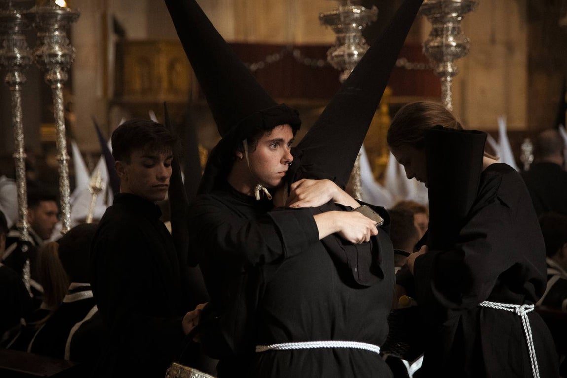 Fotos: Accidentado Sábado Santo para el Santo Entierro en Cádiz