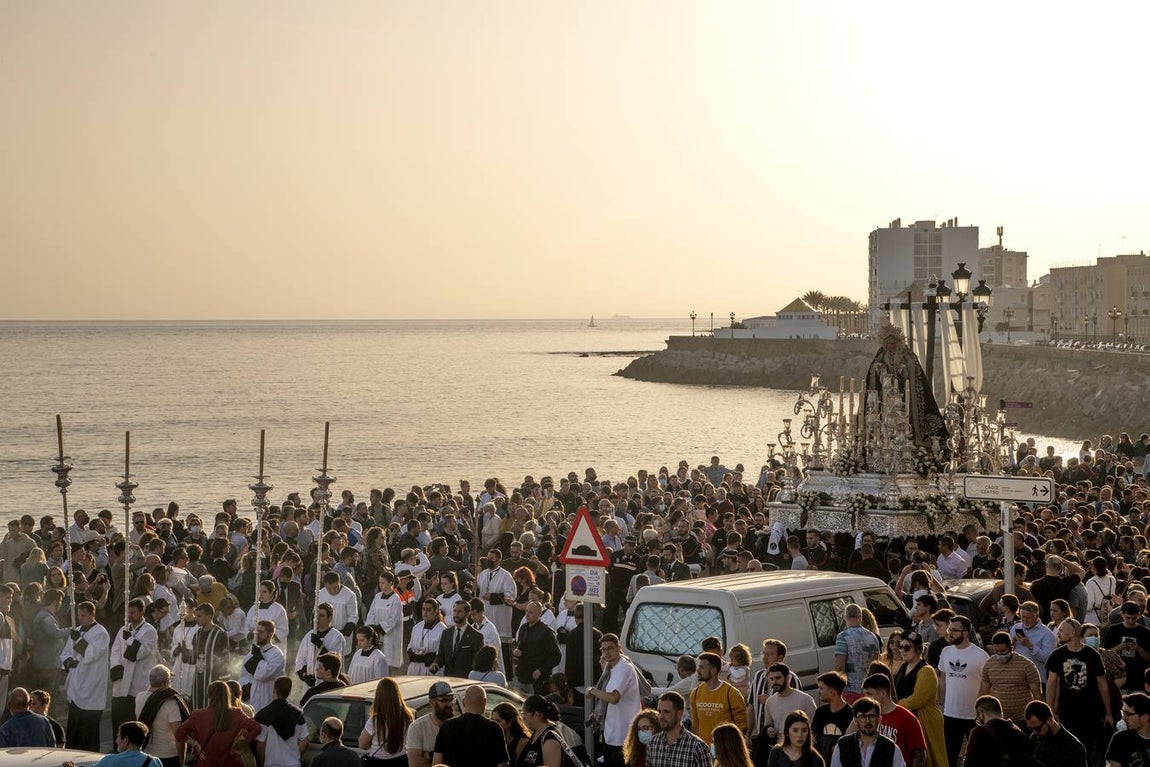 Fotos: Accidentado Sábado Santo para el Santo Entierro en Cádiz