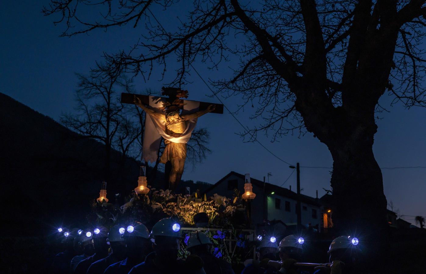 Viernes Santo la Procesión del Cristo de Los Mineros, en Caboalles de Abajo, Laciana, León