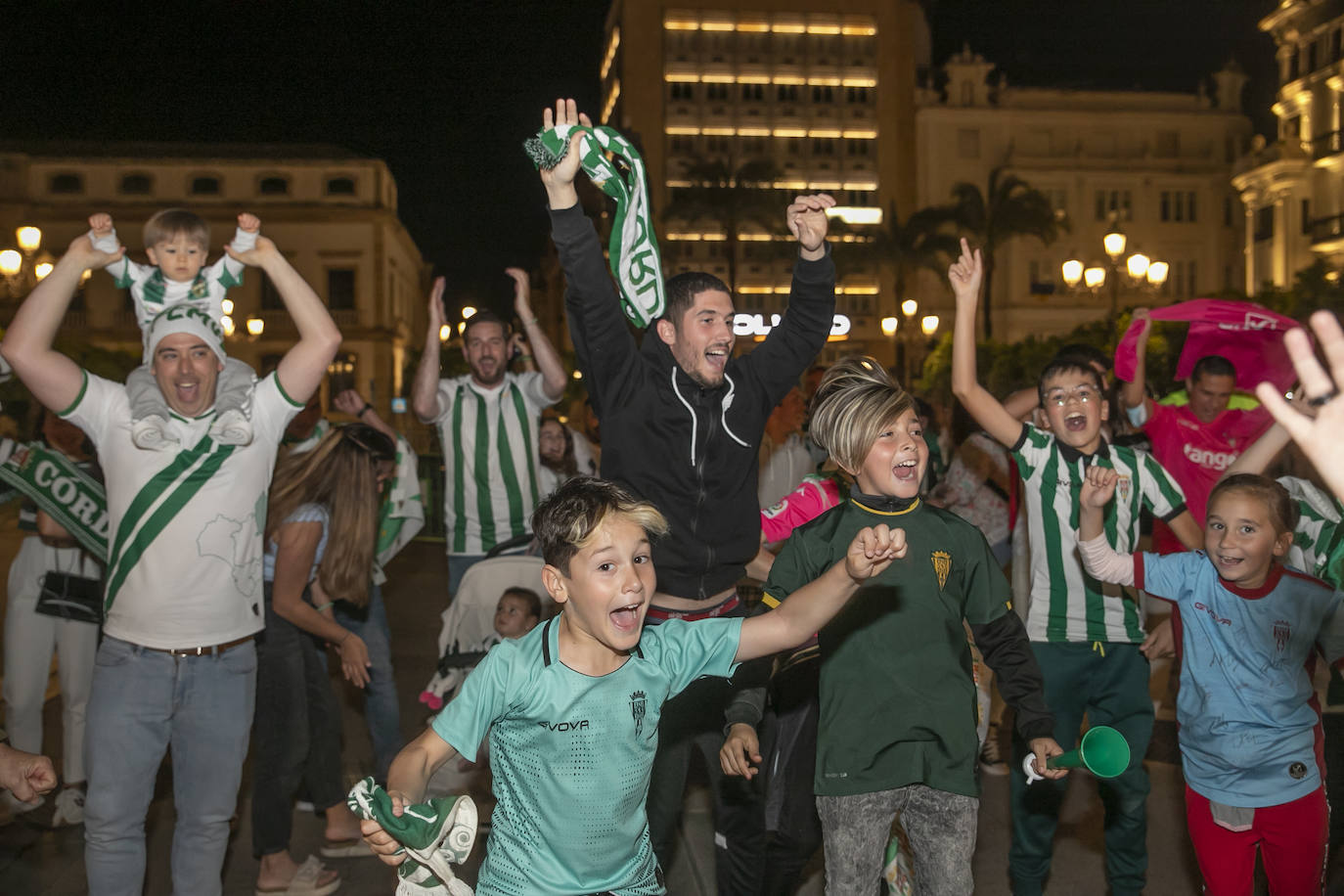 La fiesta del ascenso del Córdoba CF en las Tendillas, en imágenes