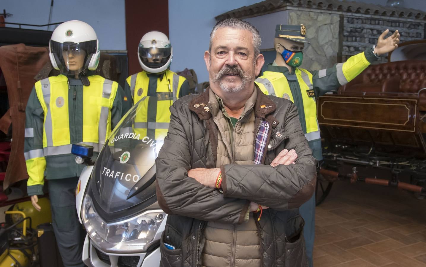 El empresario Manuel Alfaro junto a los enseres que posee de la Guardia Civil. ALBERTO DÍAZ