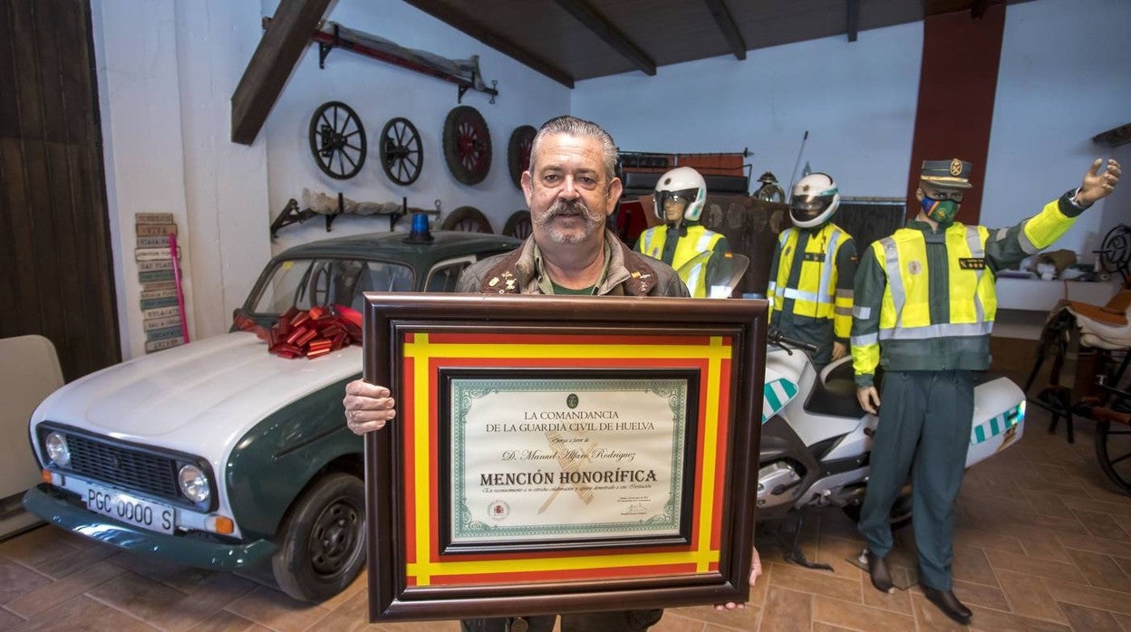 El culto a la Guardia Civil de un fresero de Moguer