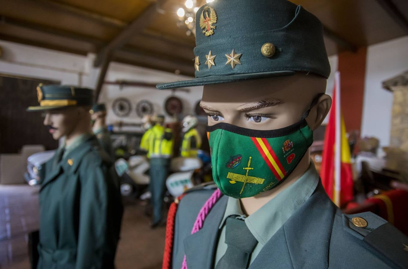 El empresario Manuel Alfaro junto a los enseres que posee de la Guardia Civil. ALBERTO DÍAZ