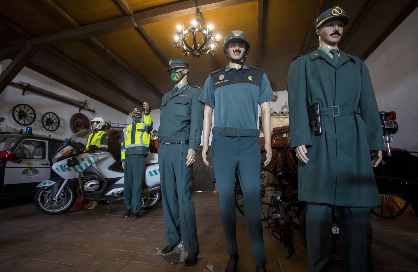 El empresario Manuel Alfaro junto a los enseres que posee de la Guardia Civil. ALBERTO DÍAZ