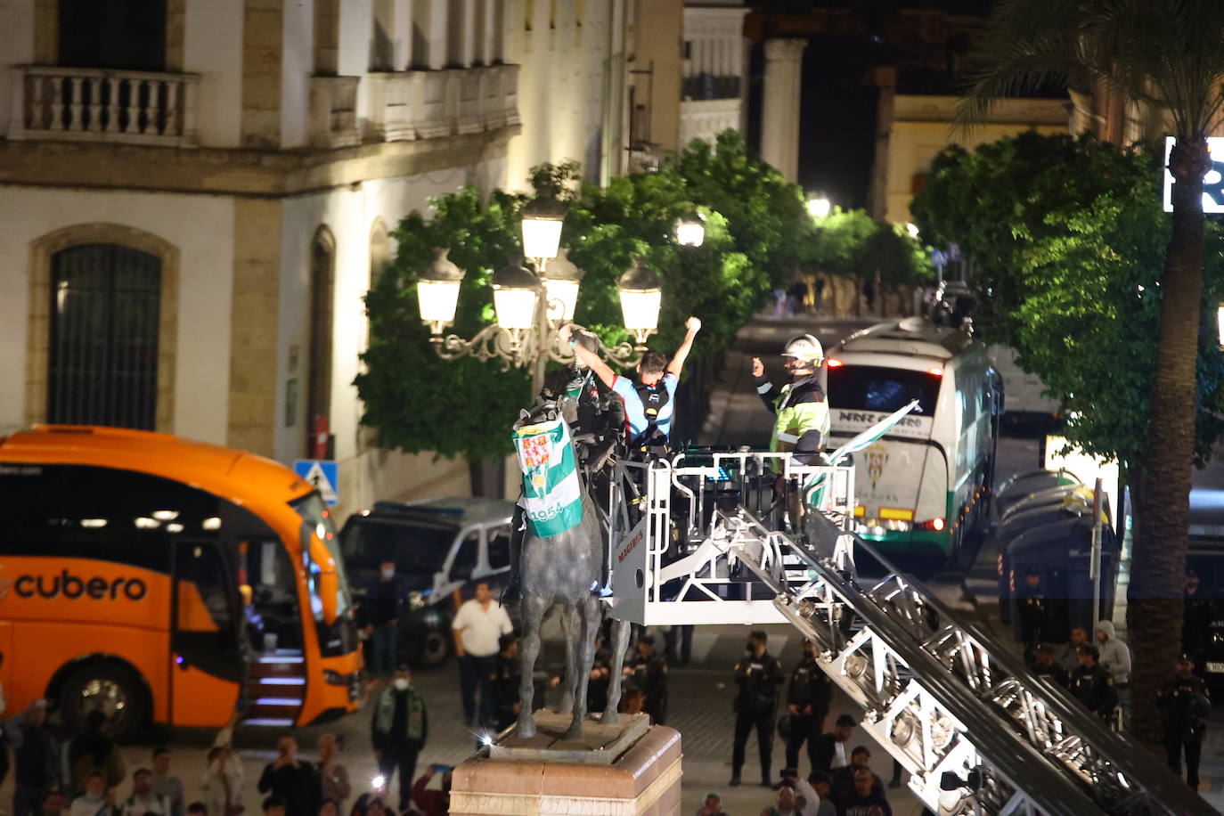 La celebración de los jugadores del Córdoba CF en Las Tendillas, en imágenes