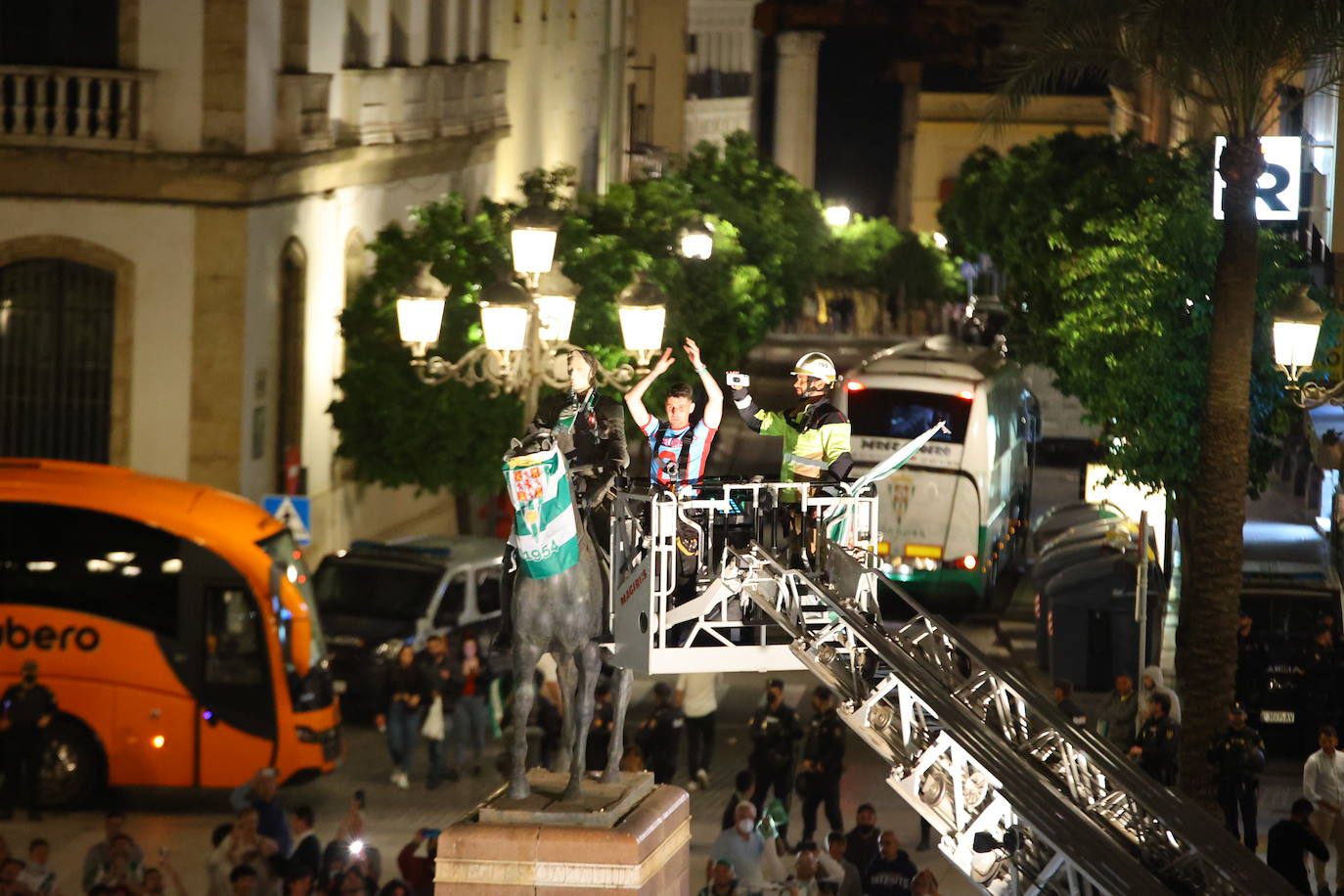 La celebración de los jugadores del Córdoba CF en Las Tendillas, en imágenes