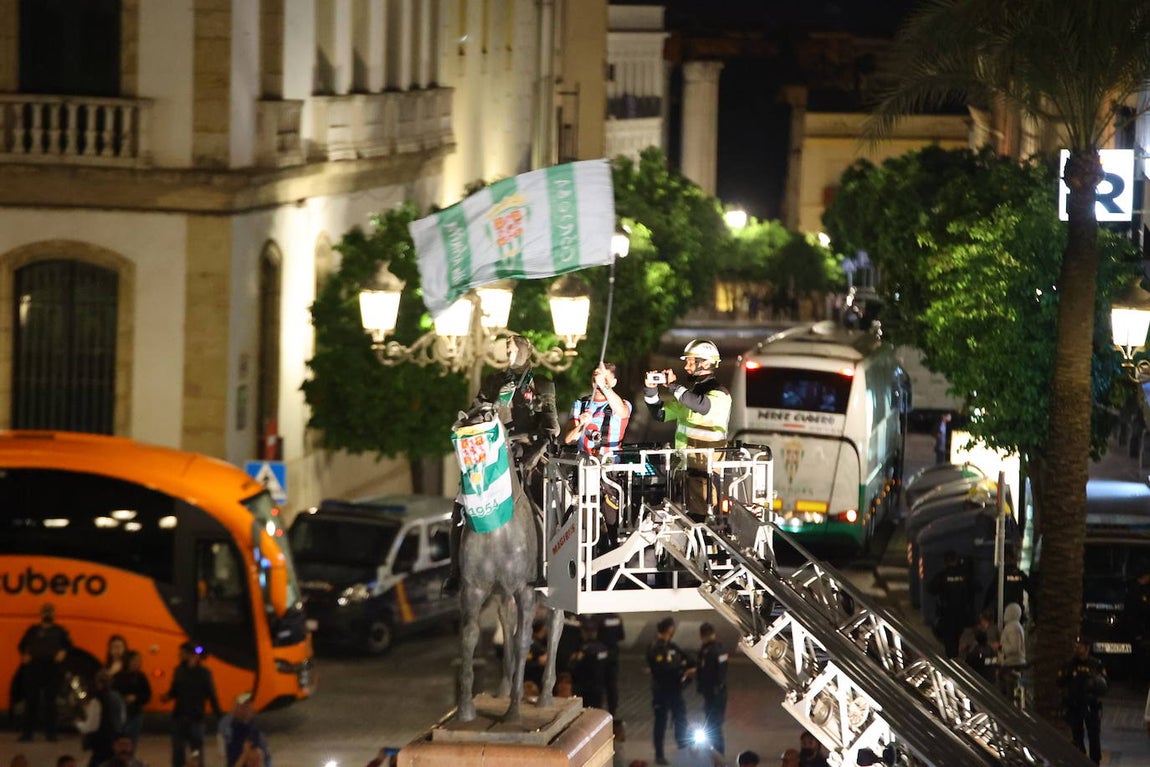 La celebración de los jugadores del Córdoba CF en Las Tendillas, en imágenes