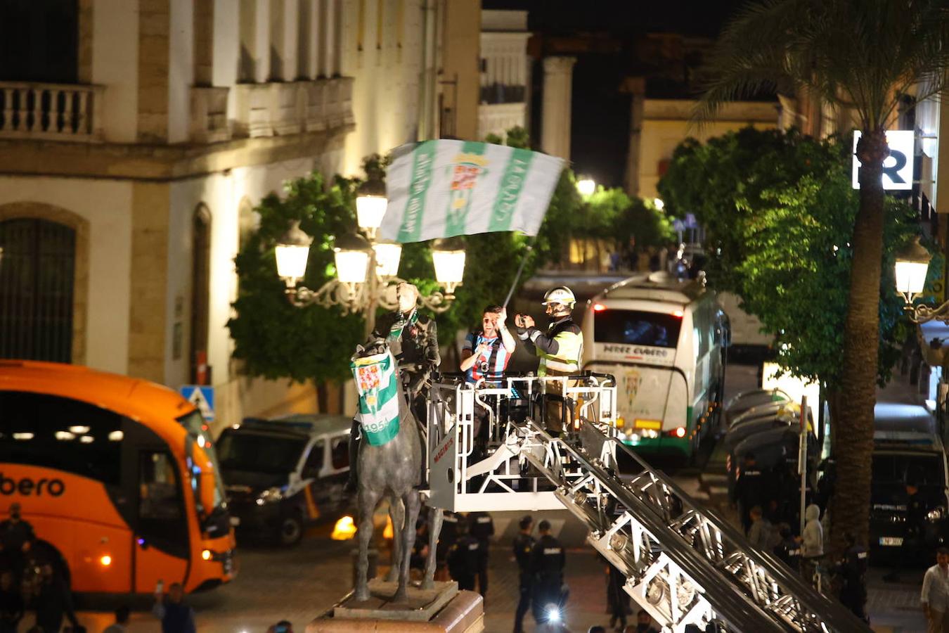 La celebración de los jugadores del Córdoba CF en Las Tendillas, en imágenes