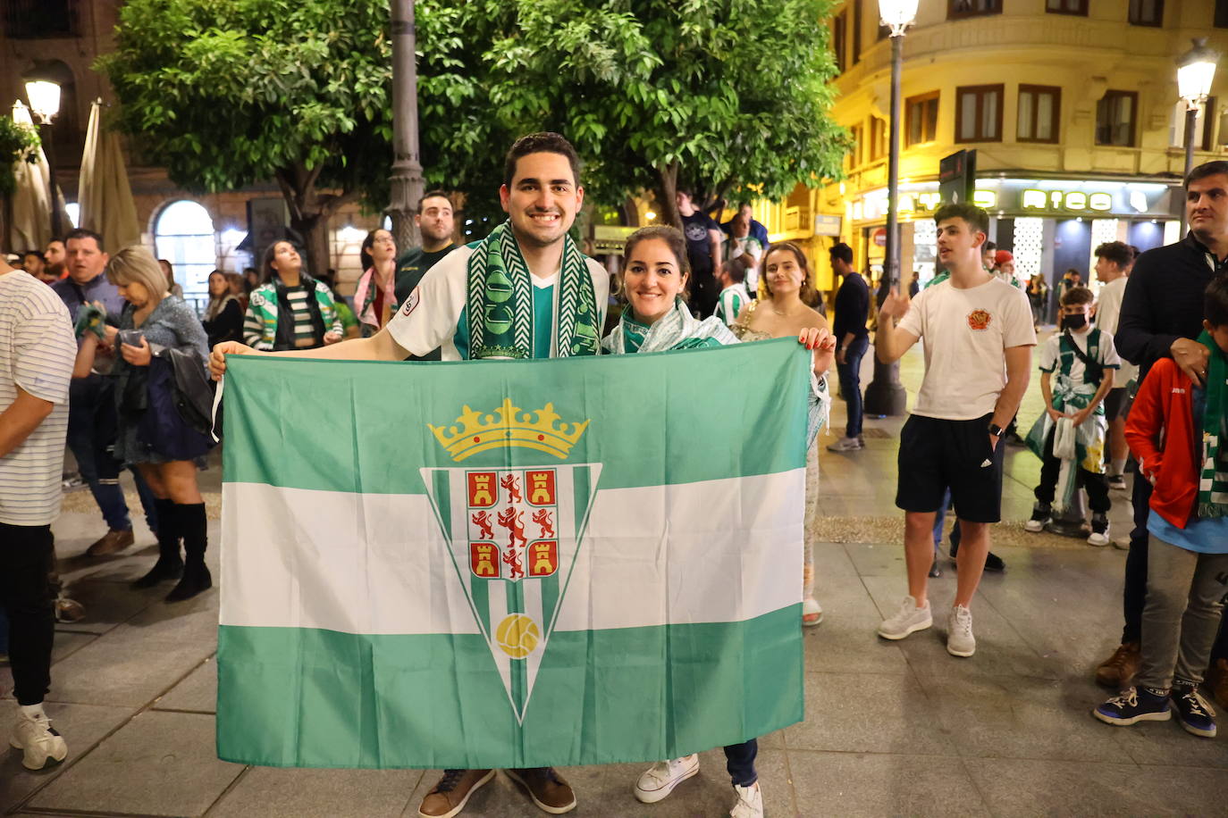 La celebración de los jugadores del Córdoba CF en Las Tendillas, en imágenes