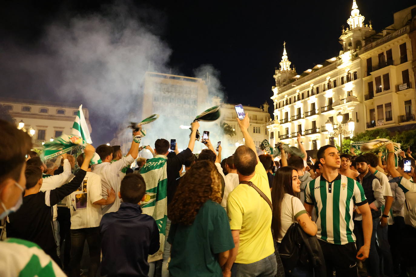 La celebración de los jugadores del Córdoba CF en Las Tendillas, en imágenes