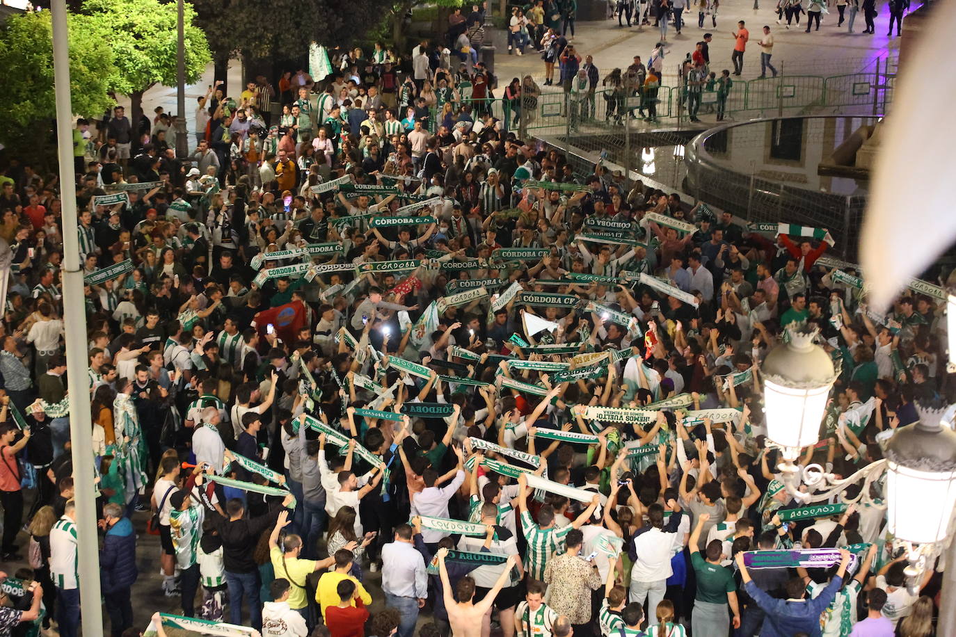 La celebración de los jugadores del Córdoba CF en Las Tendillas, en imágenes