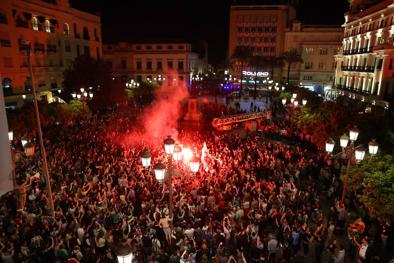 La celebración de los jugadores del Córdoba CF en Las Tendillas, en imágenes