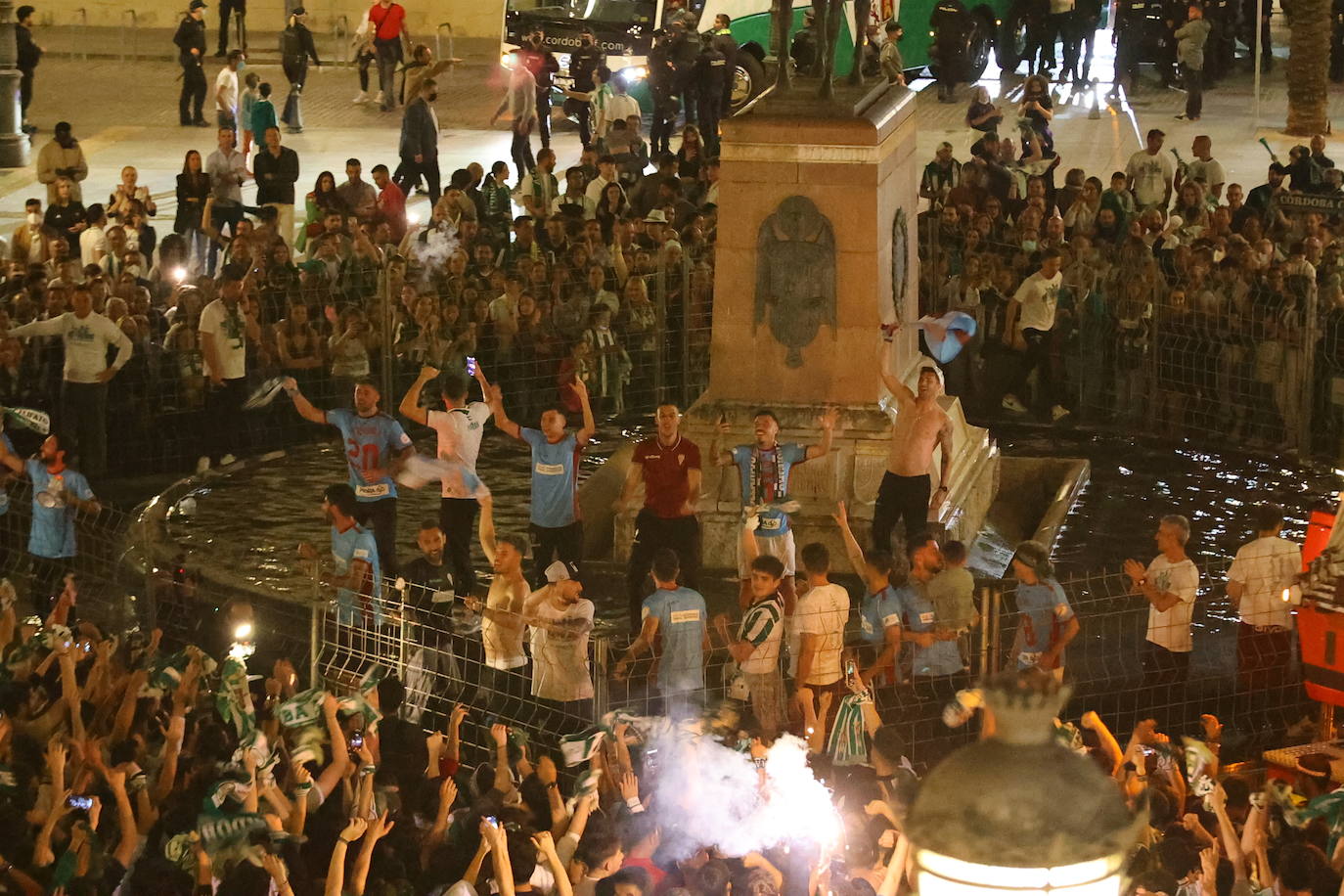 La celebración de los jugadores del Córdoba CF en Las Tendillas, en imágenes