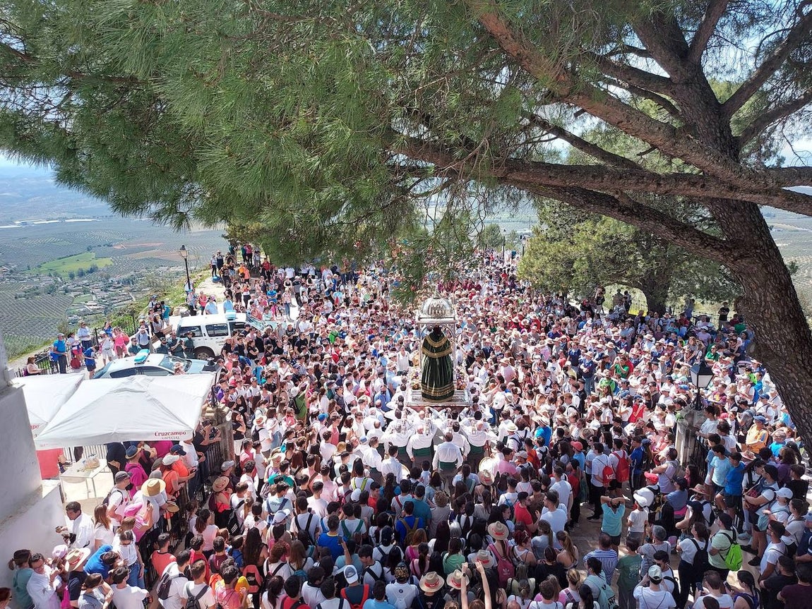 La multitudinaria romería de Bajada de la Virgen de Araceli a Lucena, en imágenes