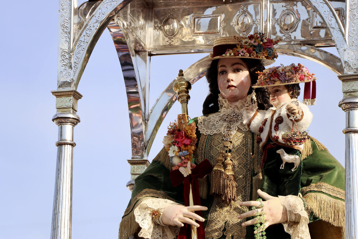 La multitudinaria romería de Bajada de la Virgen de Araceli a Lucena, en imágenes