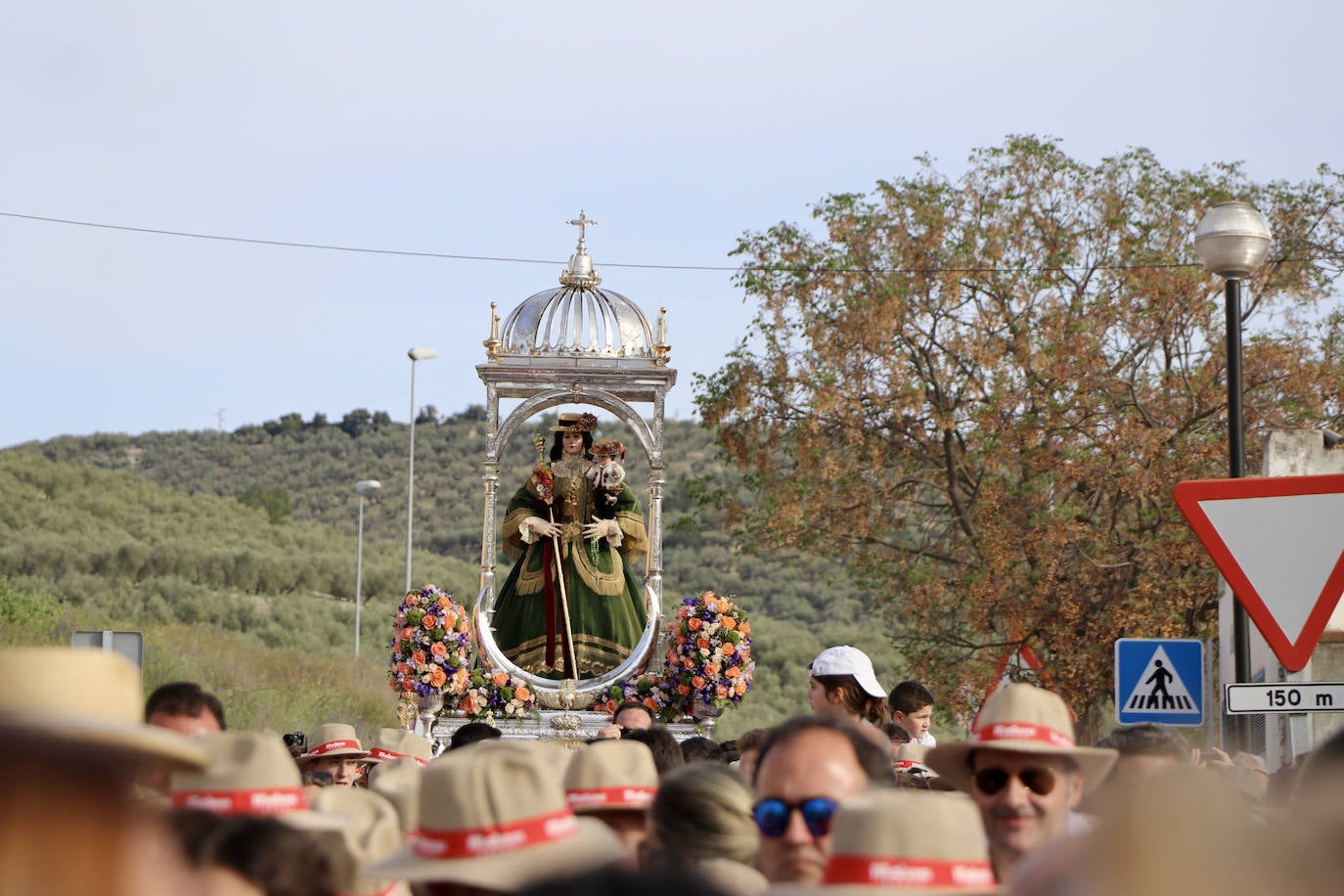 La multitudinaria romería de Bajada de la Virgen de Araceli a Lucena, en imágenes