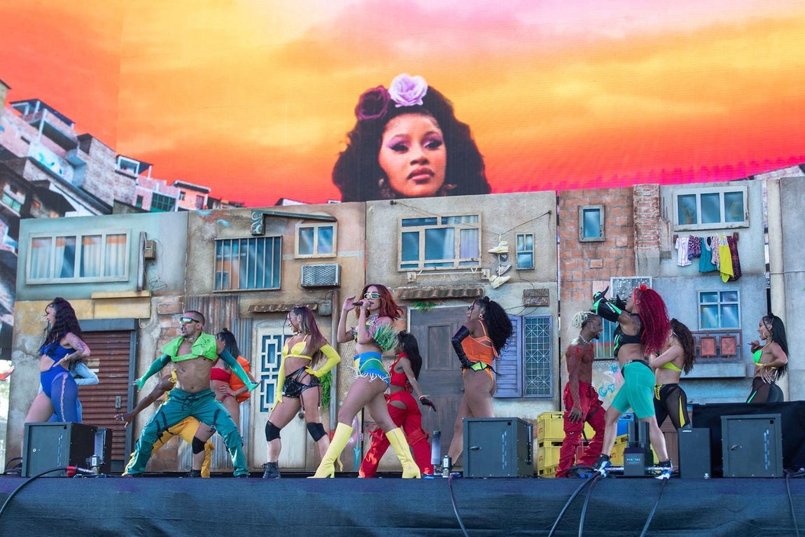 La brasileña Anitta fue una de las mayores atracciones del primer día del evento que fue forzado a una pausa de tres años por el avance del covid-19. 