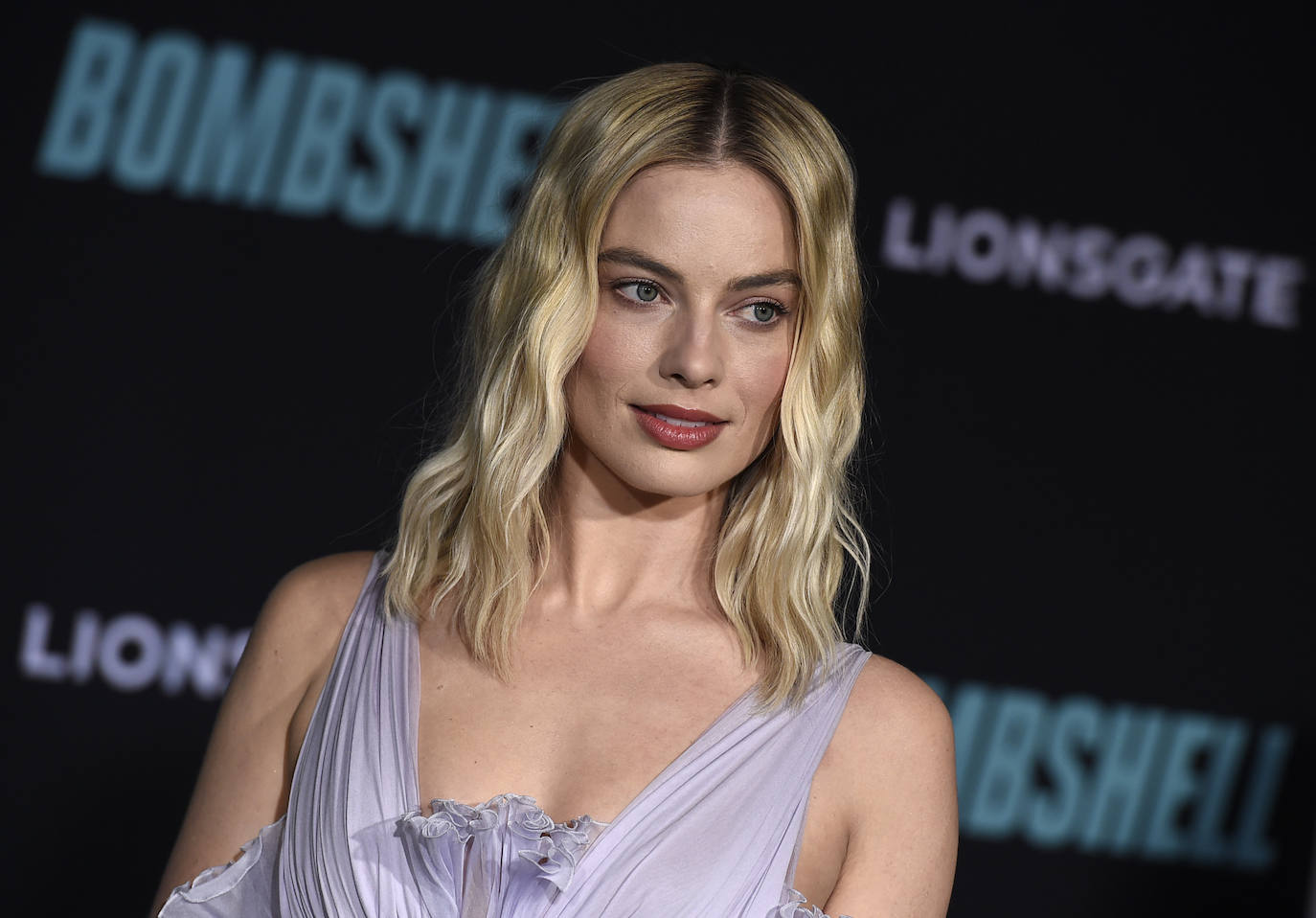 Margot Robbie con labial rosa empolvado. Para lucir unos labios discretos, el rosa empolvado es un acierto. Es elegante y muy fácil de combinar. (Foto: Gtres).