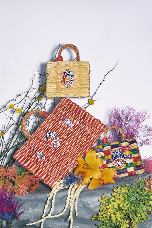 Cestas de Heimat Atlántica. Esta marca de bolsos artesanos y hechos a mano apuesta por diseños originales y con mucho color sin duda para empezar a pensar en el buen tiempo y transportar a tu madre hasta esas agradeables noches de verano, un paseo por la playa o un picnic muy apetecible. Precio: desde 250 euros.