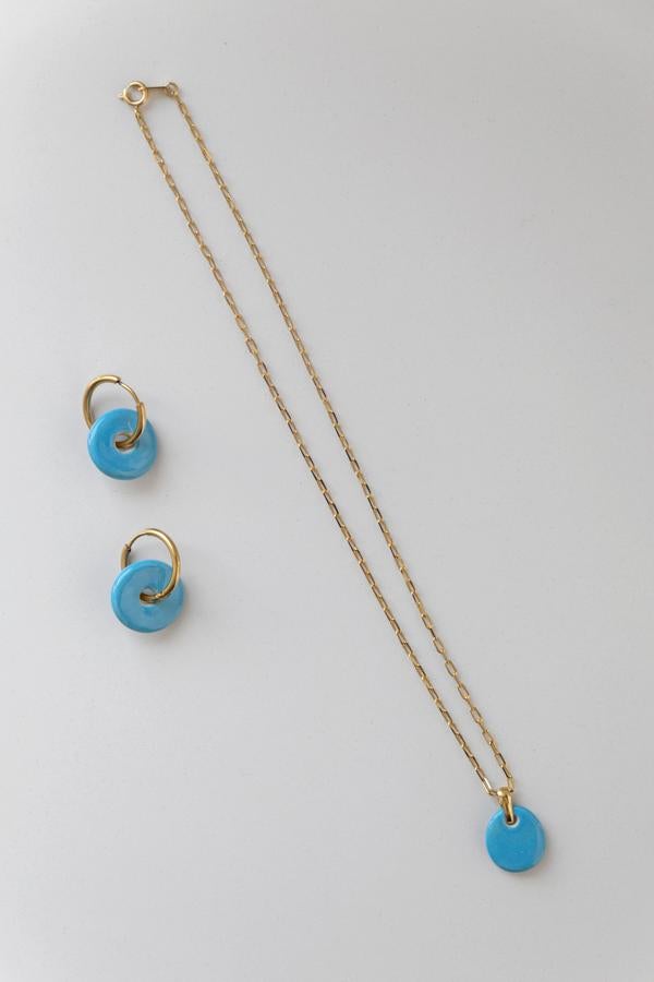 Juego de joyas de Kuus. Estas joyas artesanas hechas a mano en un pequeño taller instalado en Ávila serán sin duda un regalo muy especial para esas madres que saben apreciar la calidad de un trabajo tan personal. Se trata de los pendientes Nube y el colgante Gota, piezas con las que las artesanas Sandra y Belén han querido representar la relación entre madres e hijos. «Para ello, nos imaginamos a las nubes, como las responsables de dar vida a la naturaleza a través de sus gotas, como hacen las madres dando la vida a sus hijos, explican.  Precio: pendientes desde 43 euros y colgante: 45 euros.