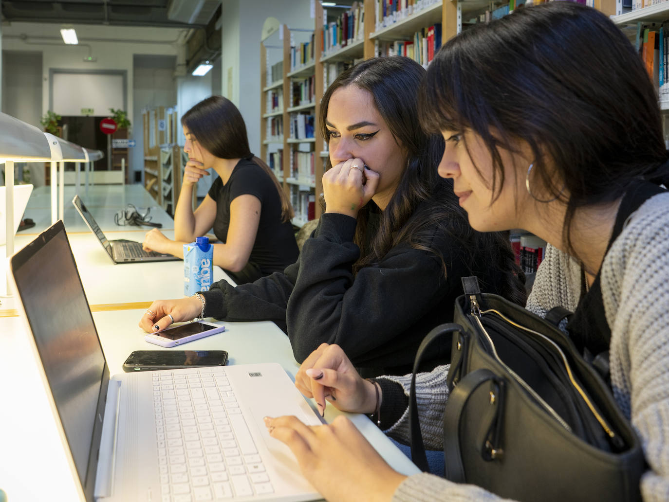 Tres alumnas de la UCM en la biblioteca del centro, este miércoles. 