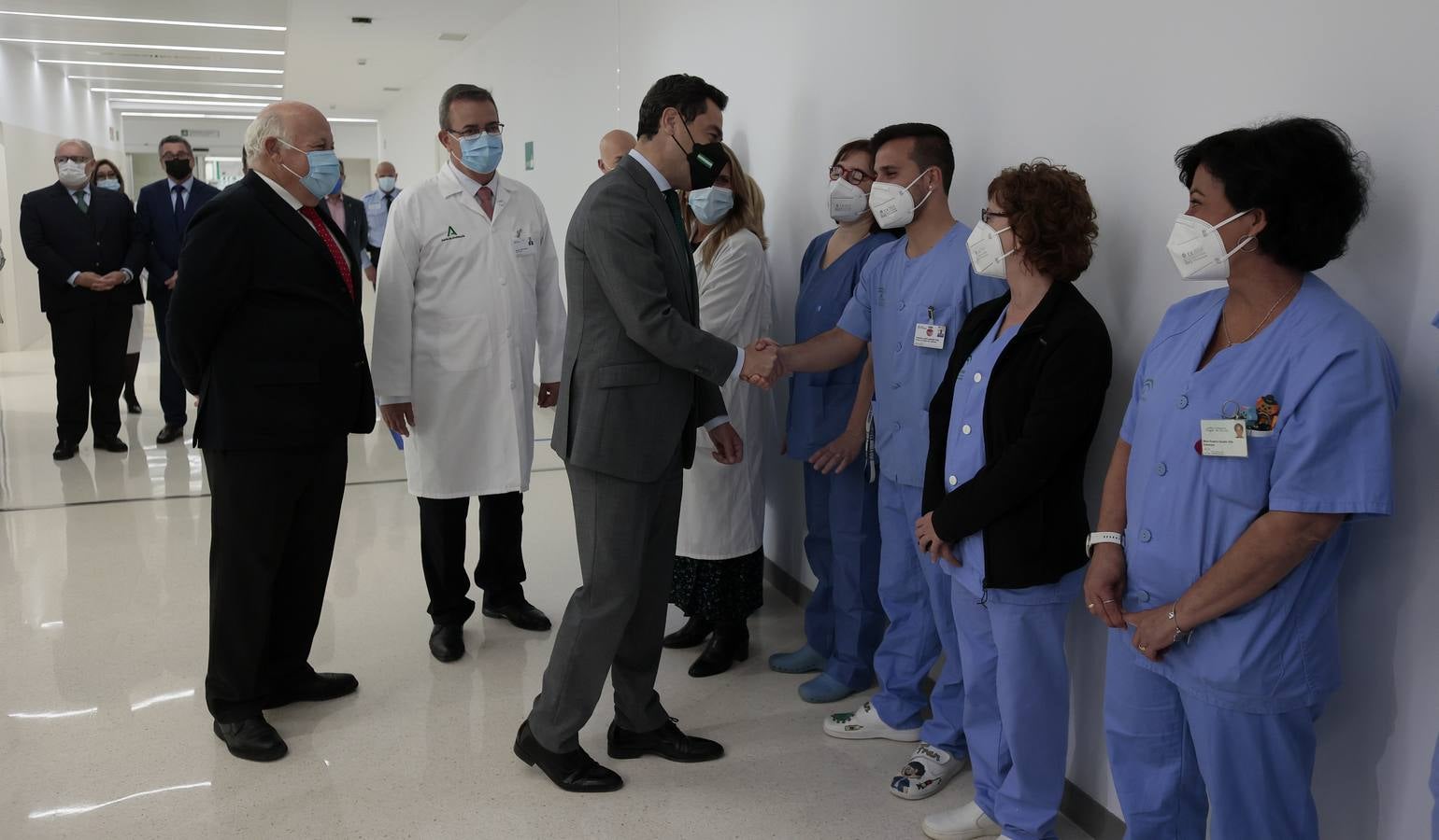 Juanma Moreno inaugura el Área Quirúrgica del Hospital Militar. MANUEL GÓMEZ