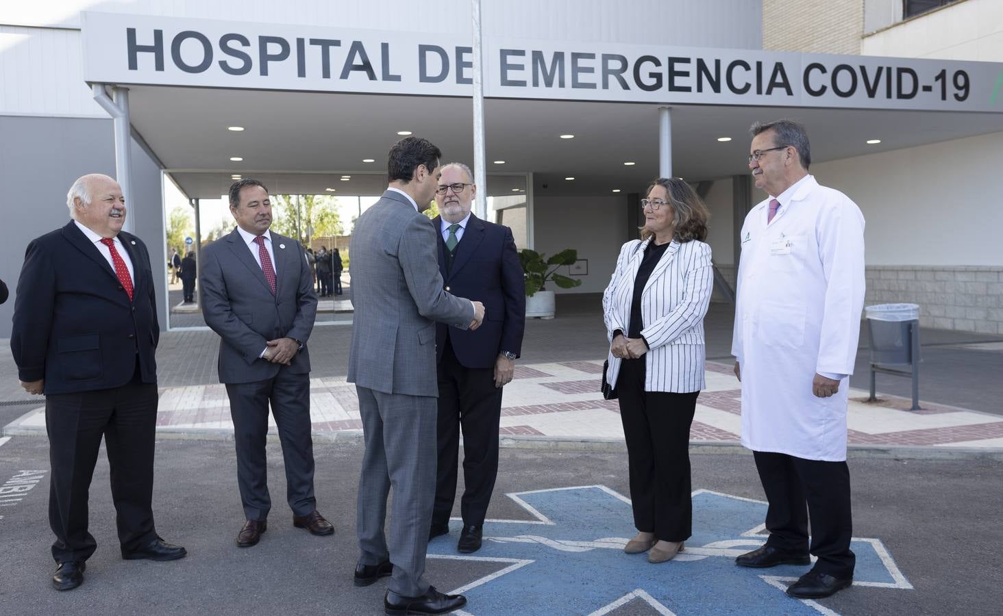 Juanma Moreno inaugura el Área Quirúrgica del Hospital Militar. MANUEL GÓMEZ