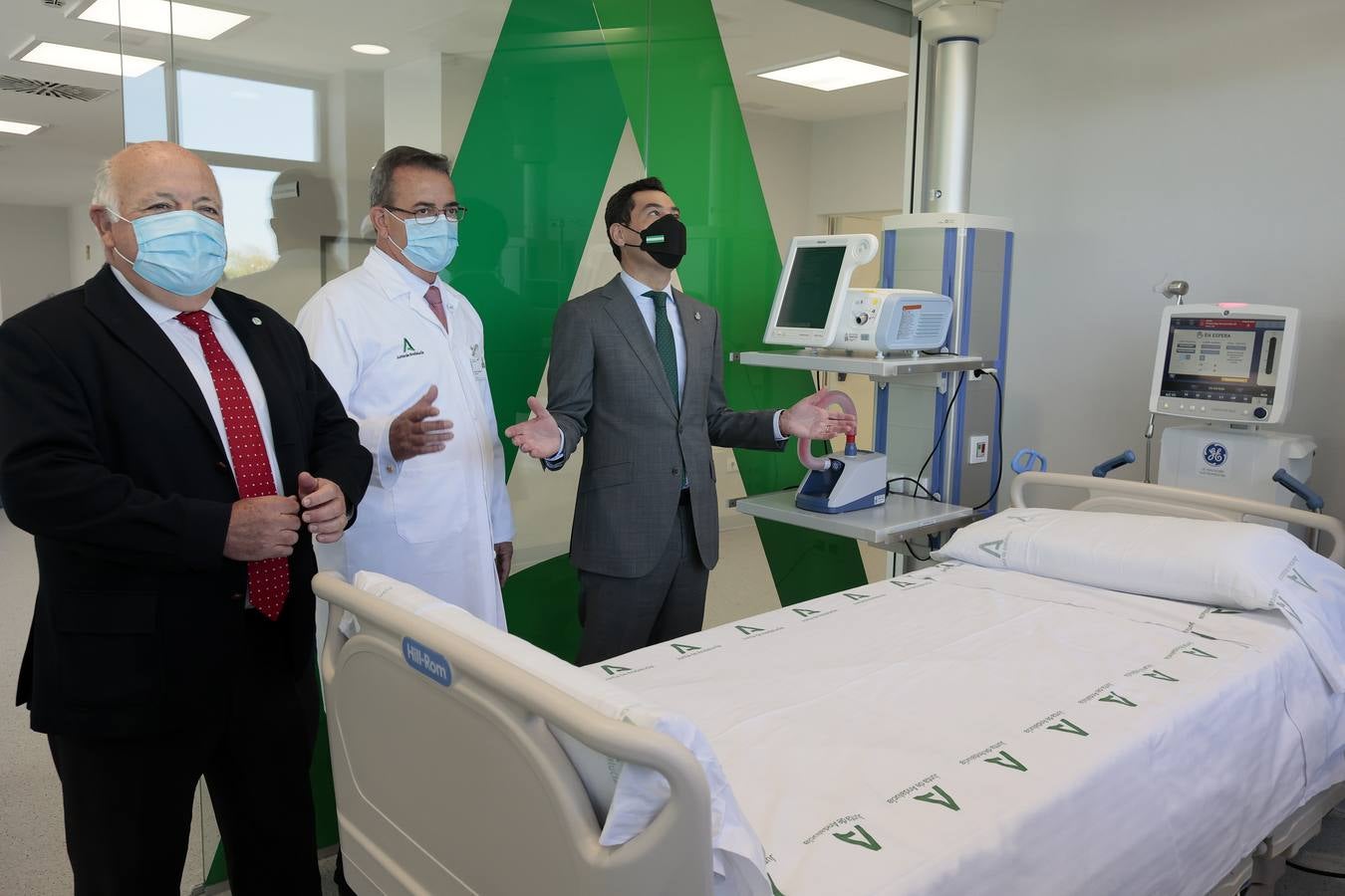 Juanma Moreno inaugura el Área Quirúrgica del Hospital Militar. MANUEL GÓMEZ