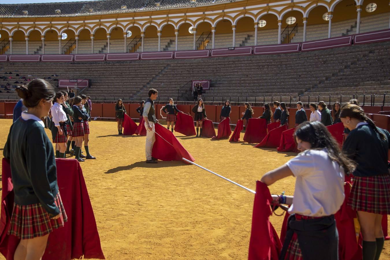 En fotos, los niños aprenden a torear en la Maestranza de Sevilla