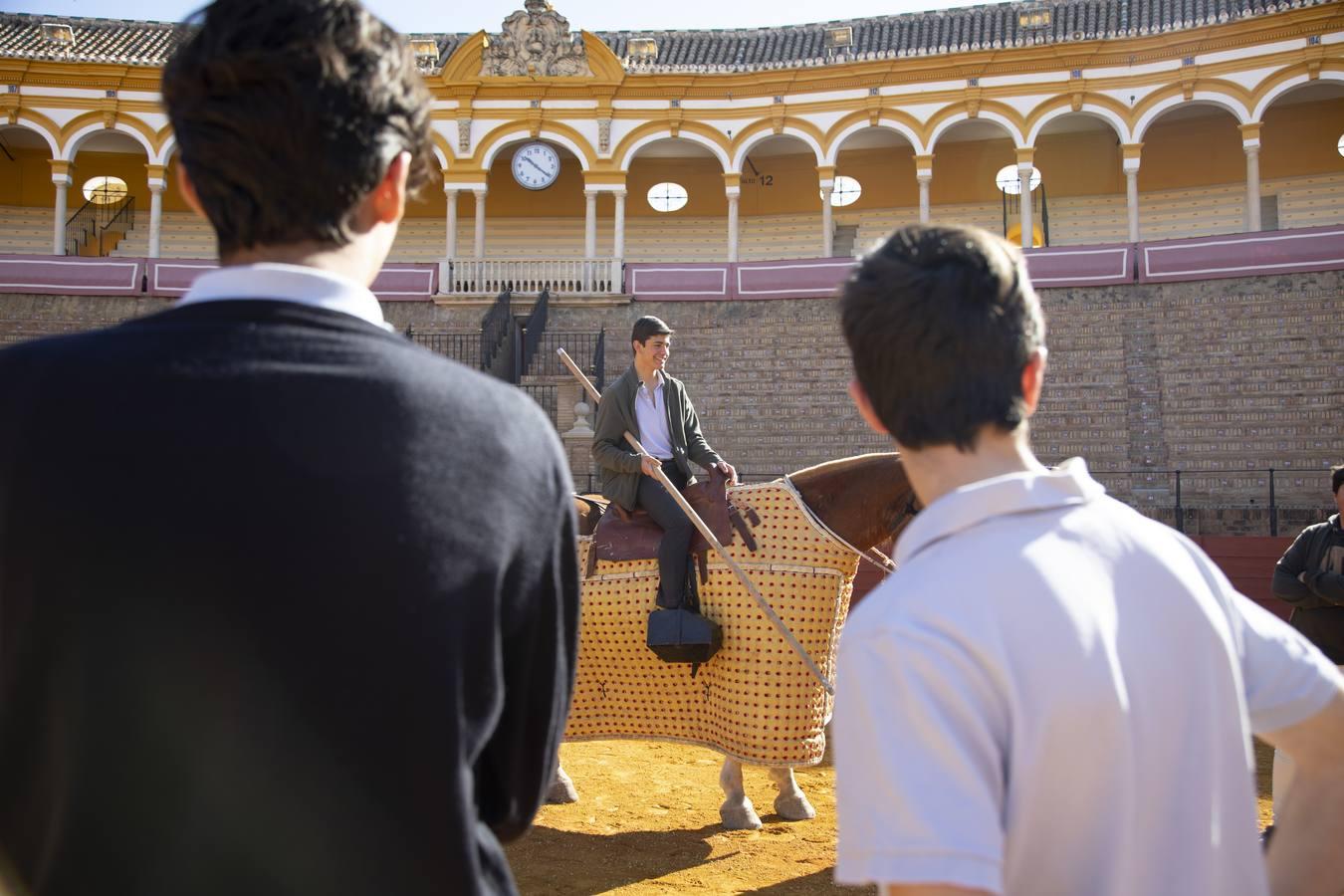 En fotos, los niños aprenden a torear en la Maestranza de Sevilla