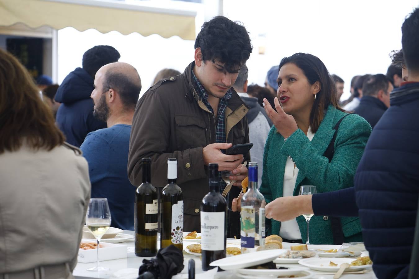 El frío y la lluvia no pueden con la Cata del Vino de Córdoba