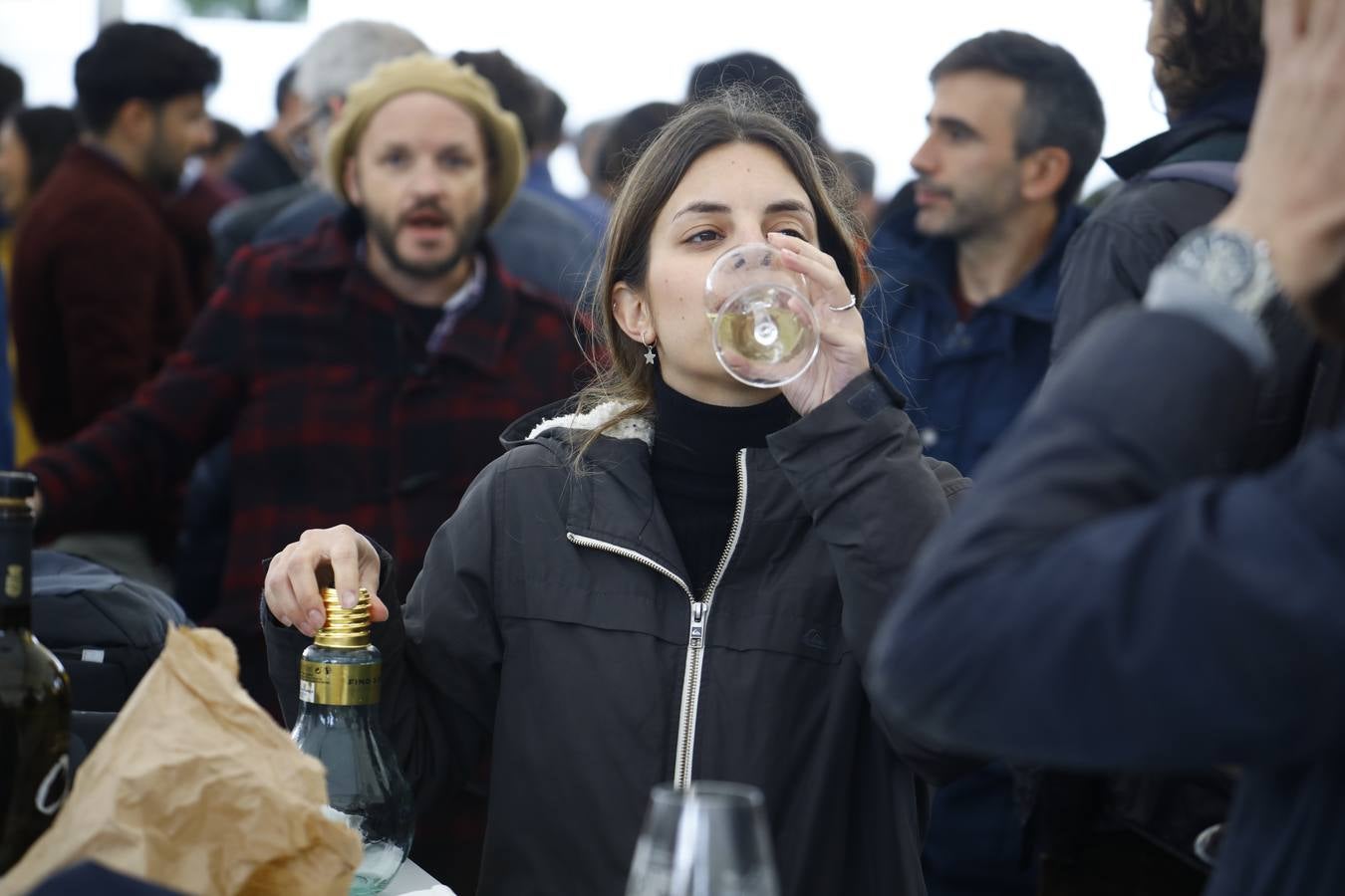 El frío y la lluvia no pueden con la Cata del Vino de Córdoba