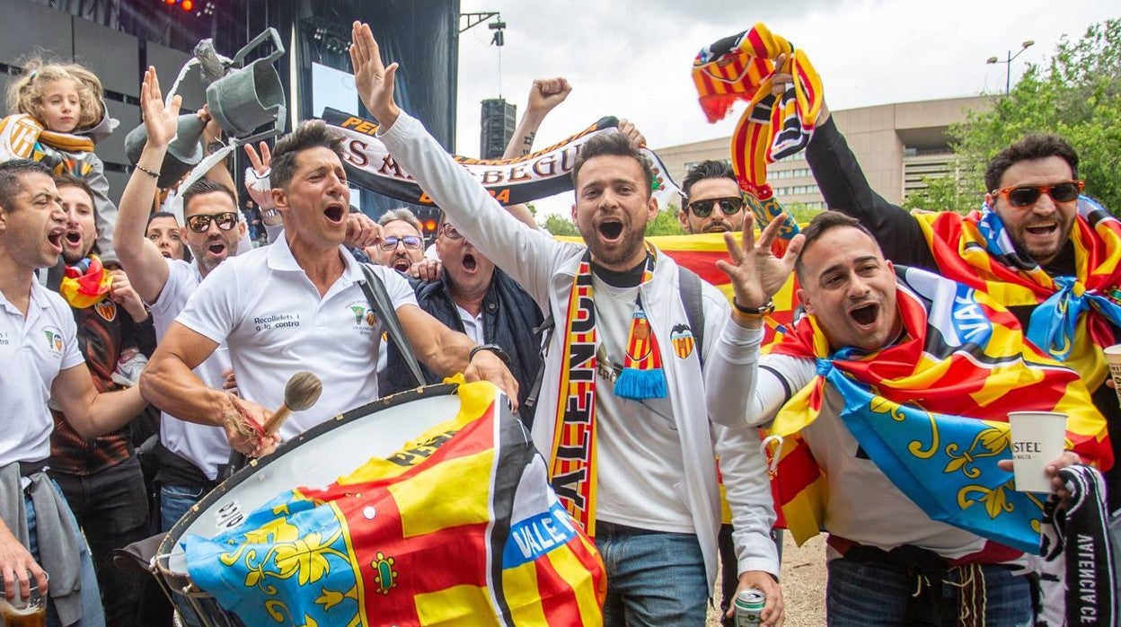 Ambiente de la fanzone del Valencia en Sevilla