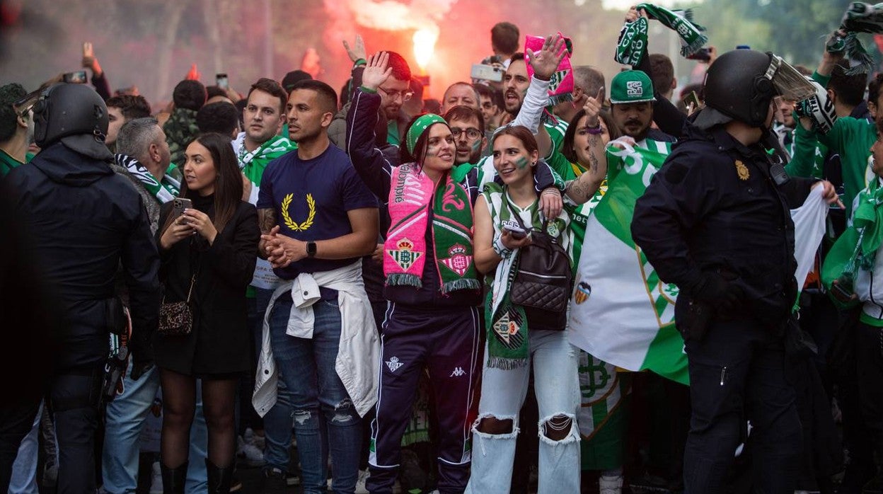 Salida del Betis hacia el estadio de la Cartuja