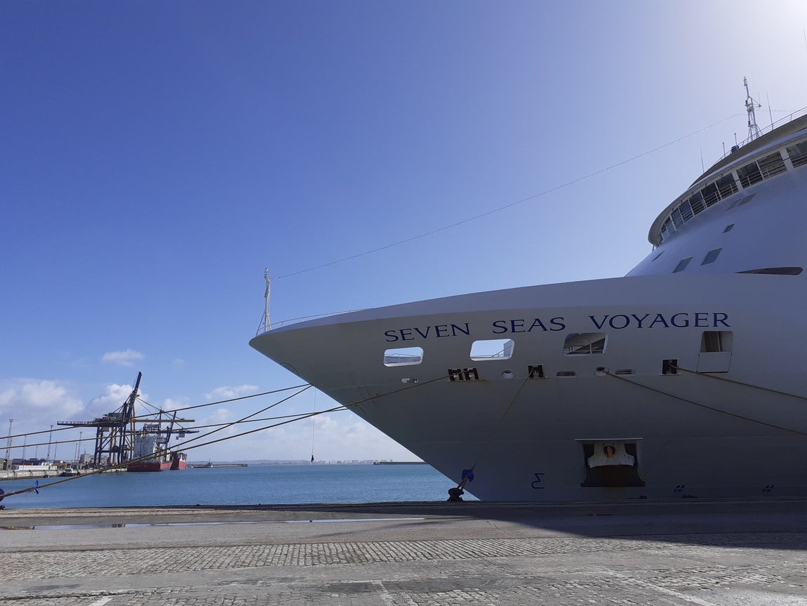 En imágenes: el crucero ‘Seven Seas Voyager’ en el puerto de Cádiz