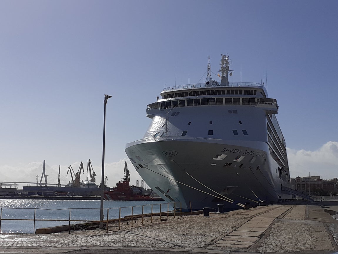 En imágenes: el crucero ‘Seven Seas Voyager’ en el puerto de Cádiz