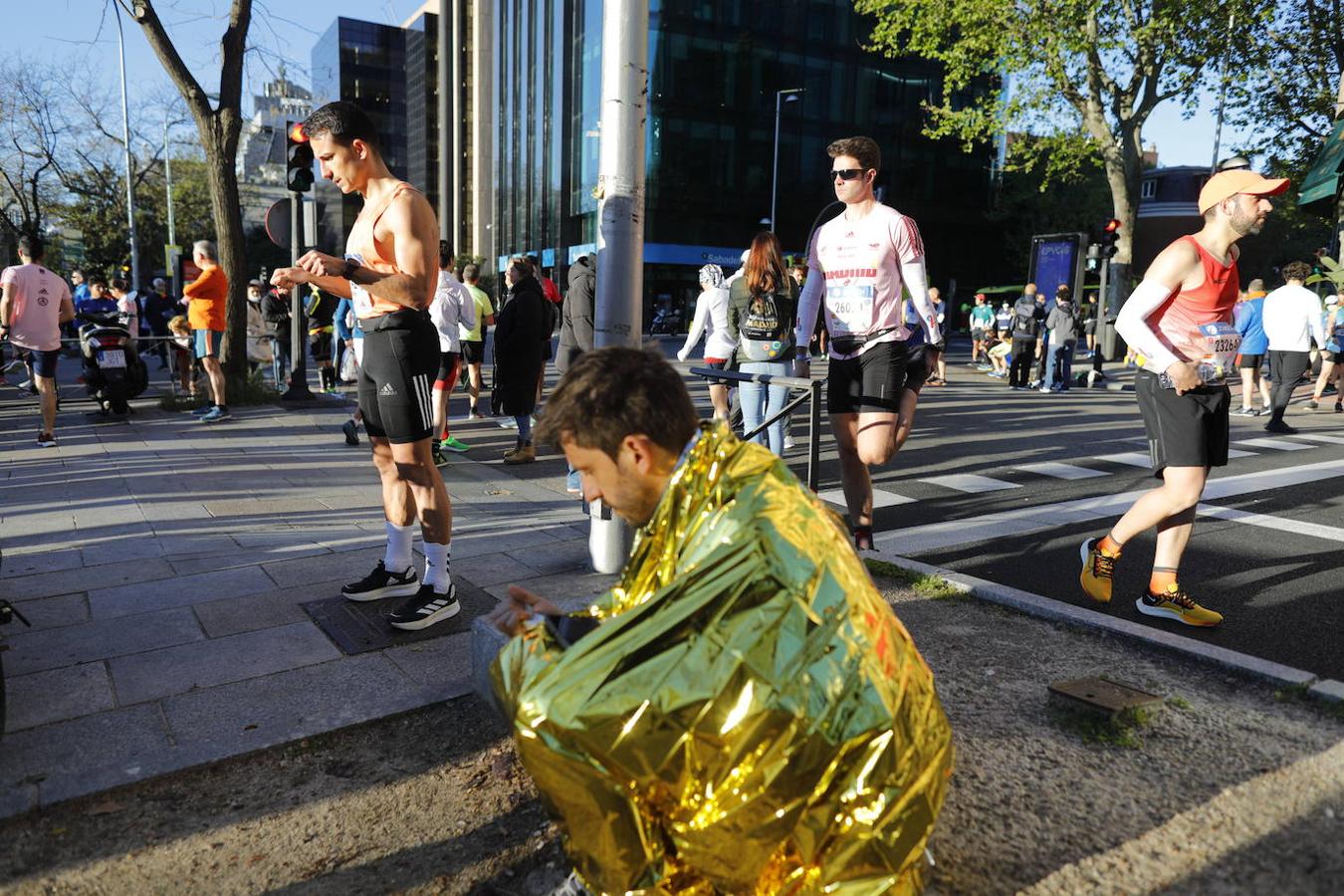 Superación, sudor y lágrimas: las mejores imágenes del maratón de Madrid 2022