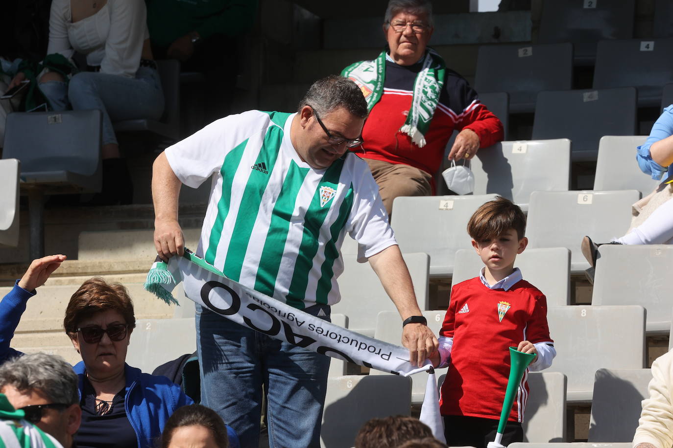 El excelente ambiente en el Córdoba CF - Las Palmas Atlético, en imágenes