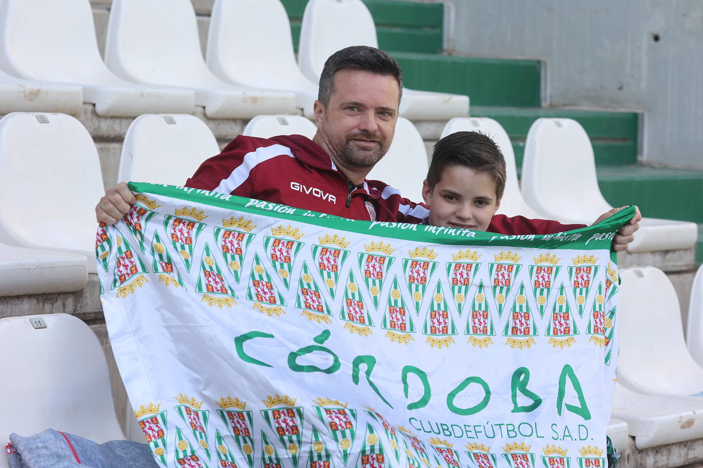 El excelente ambiente en el Córdoba CF - Las Palmas Atlético, en imágenes