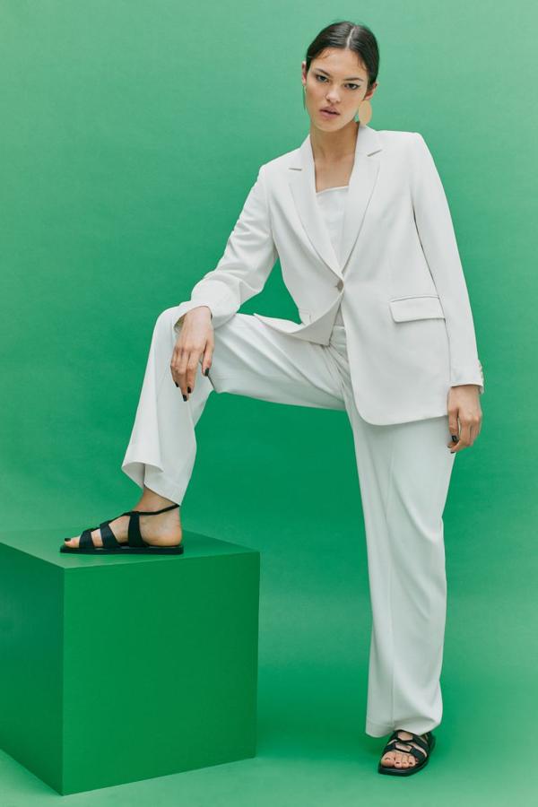 H&amp;M - Trajes de chaqueta blancos para la primavera y el verano. Minimalista y elegante a partes iguales, tod auna oda a los diseños de los noventa. Precio: la blazer 32,99 y el pantalón 29,99€.