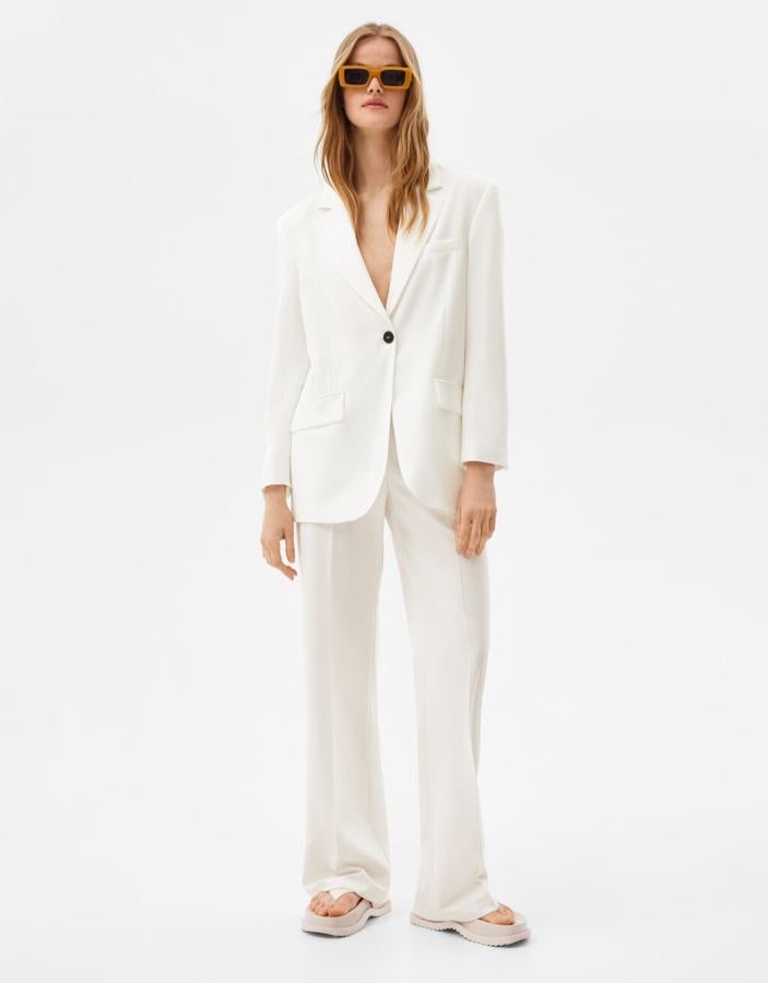 Bershka - Trajes de chaqueta blancos para la primavera y el verano. Las que busquen un resultado más relajado con formas que se adapten con suavidad a la silueta encontrarán en este diseño la solución perfecta. Precio: la blazer 35,99€ y el pantalón 19,99€.