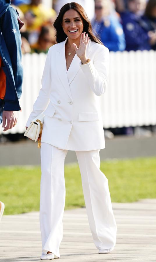 El traje de chaqueta blanco, un básico que se reinventa. La semana pasada Meghan Markle cruzó el charco para asistir a diversos eventos en Holanda e Inglaterra y uno de los grandes protagonistas fue el traje de chaqueta blanco que eligió en su visita a La Haya. Un dos piezas firmado por Valentino de corte 'oversize', que combinó con los salones Aquazzura que llevó el día de su boda. Dicho estilismo sirvió para confirmar lo que las expertas de moda vaticinaban: esta temporada vuelve cargado de fuerza y en versiones que se adaptan a todos los estilos.