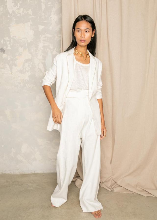 Bo Star - Trajes de chaqueta blancos para la primavera y el verano. Un modelo de corte fluido confeccionado en lino que se presenta con la cintura alta, pernera ancha y pequeñas solapas en la parte superior. Precio: el pantalón 109€ y la blazer 135€.