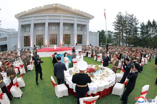 Kim Jong Un y su mujer Ri Sol-ju, en una cena previa al desfile. 