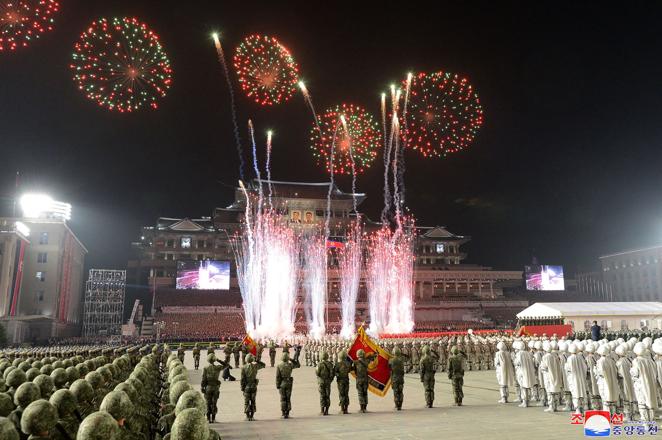 Los fuegos artificiales culminan la exhibición del régimen norcoreano. 